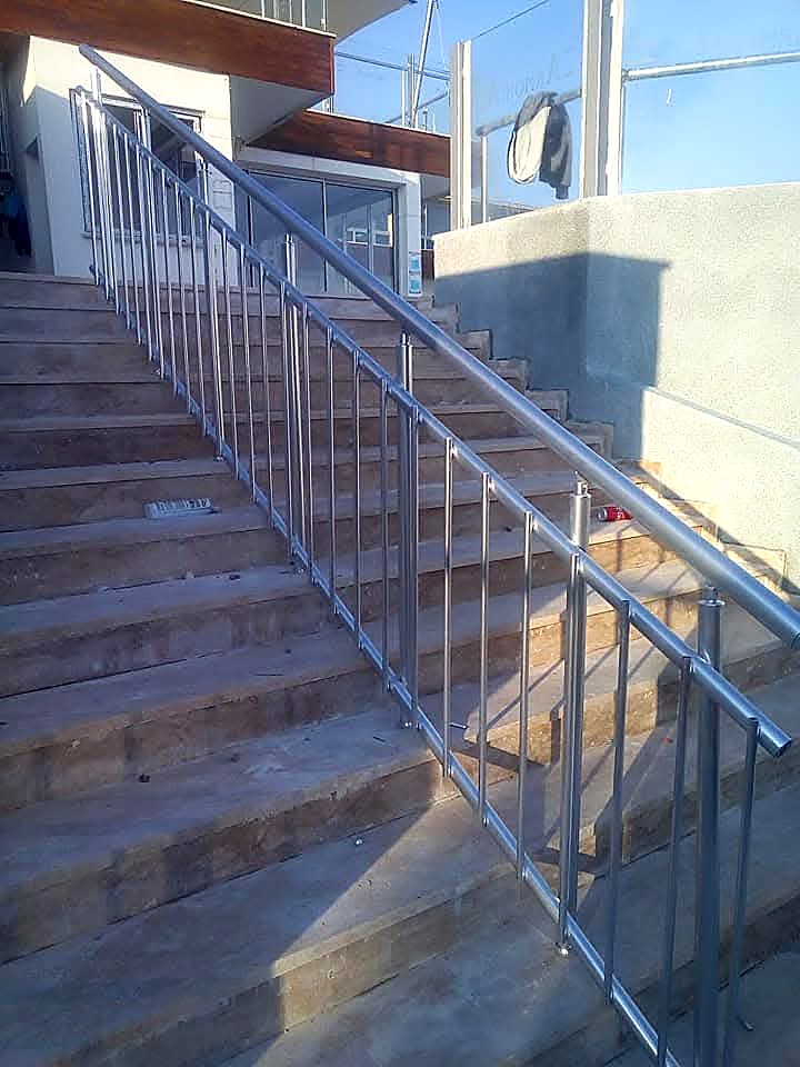 Pamay Yapı’nın Bodrum’da yaptığı cam korkuluk ve küpeşte işi, 2. fotoğraf