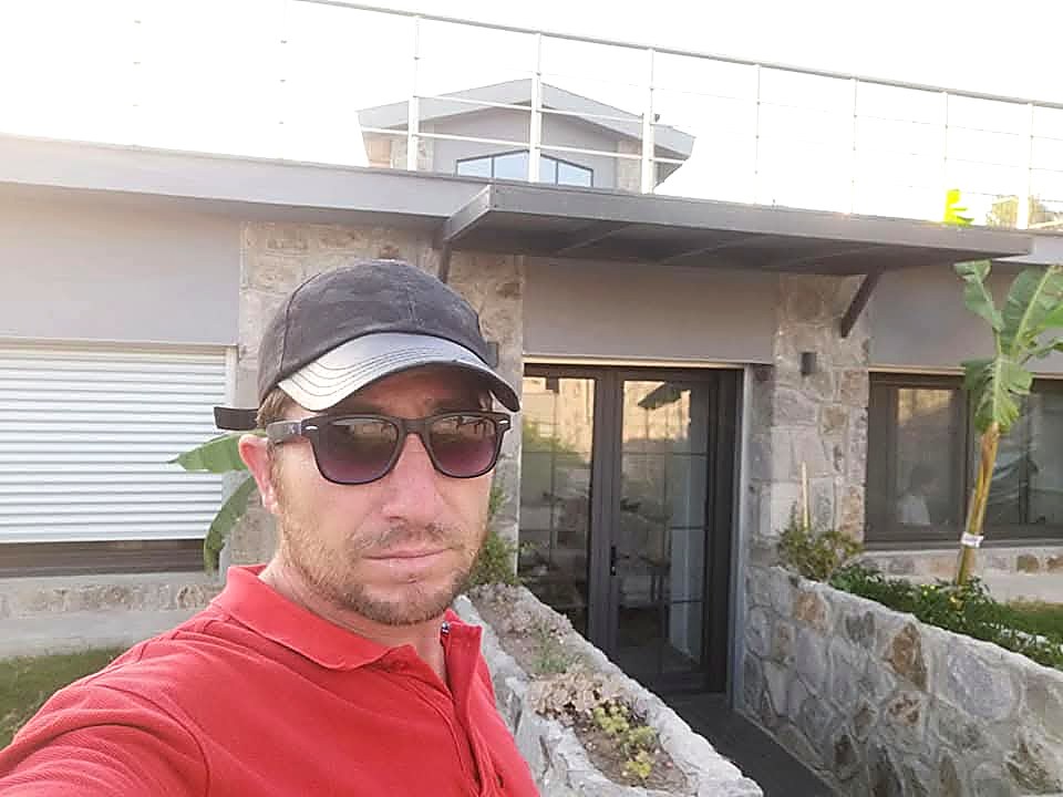 Gümrah Pamay, Bodrum’da taş bir villanın doğrama işinde